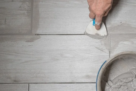 Hand verfugen von Fliesen